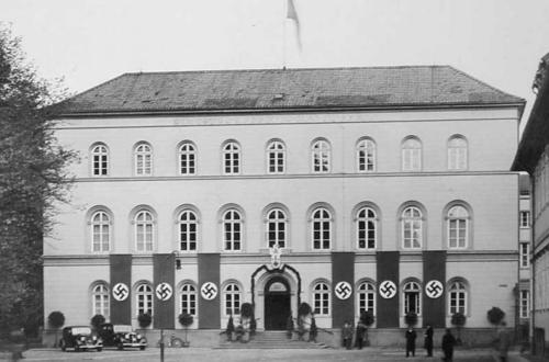 OLG-Gebäude mit Hakenkreuz-Fahnenschmuck zur 225-Jahr-Feier im Jahr 1936