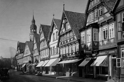 Schuhwarengeschäft Löwenstein, 2. Haus von rechts