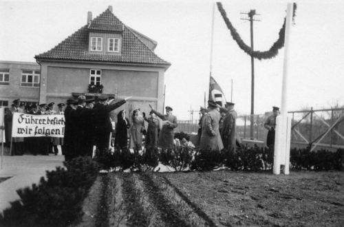 Belegschaft der Spinhütte mit einem Transparent "Führer befiehl, wir folgen!"