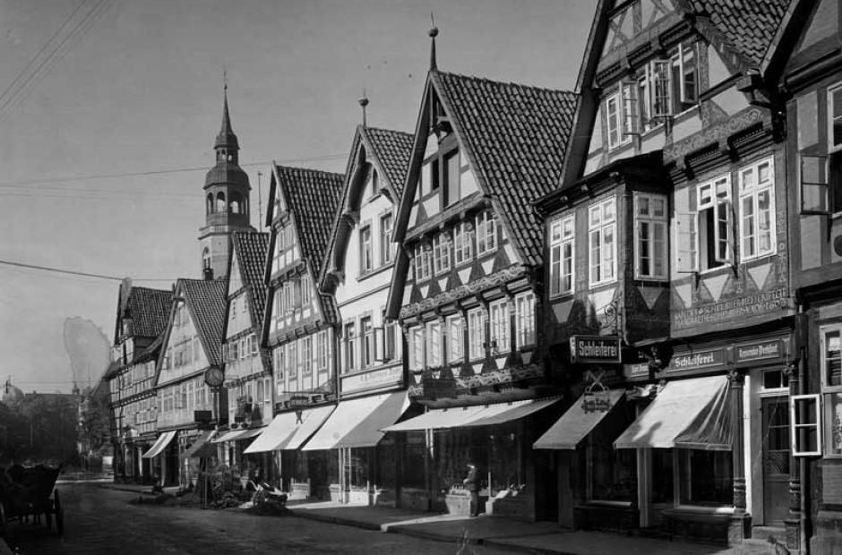 Schuhwarengeschäft Löwenstein, 2. Haus von rechts