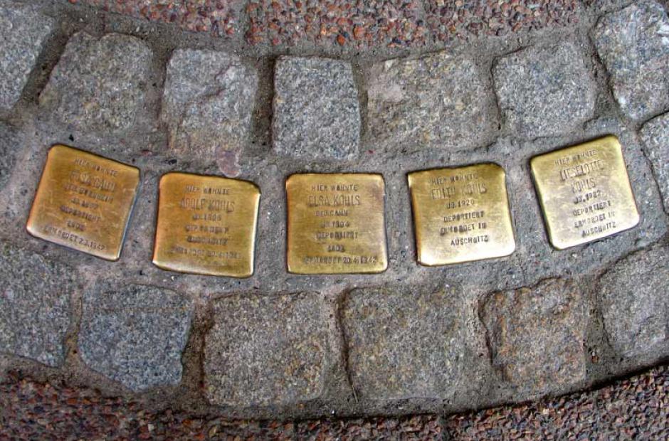 Stolpersteine für die ermordeten Mitglieder der Familie Kohls vor ihrem Wohnhaus Bergstraße 10.