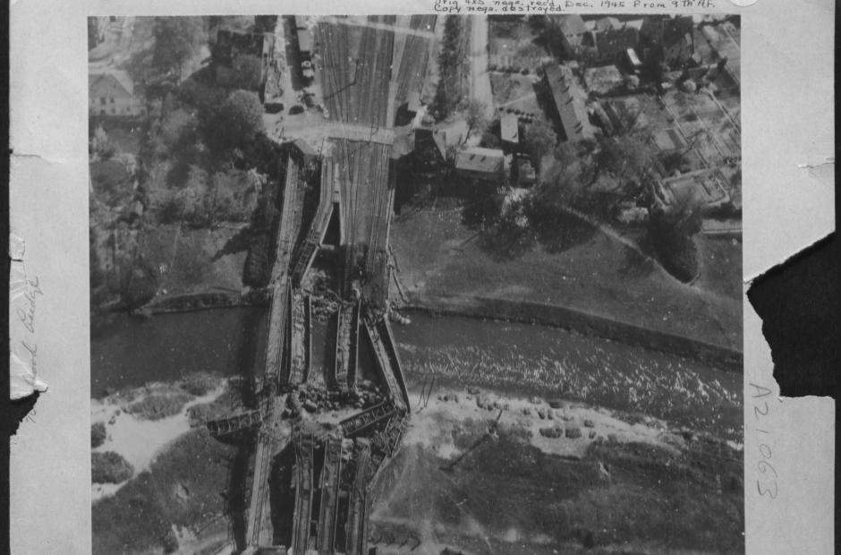 Luftaufnahme einer zerstörten Brücke über den Fluß Aller nach dem Bombenangriff am 08. April 1945
